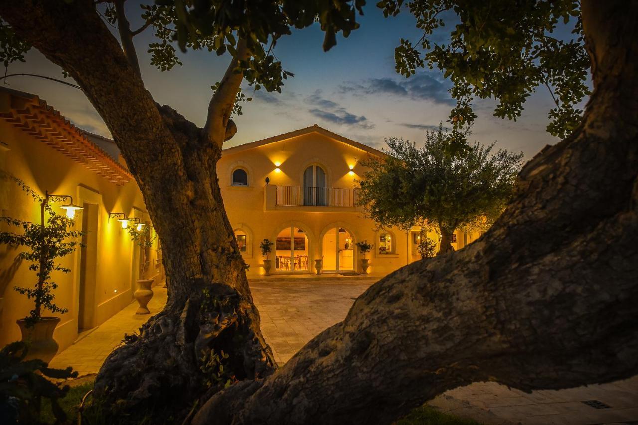 Baglio Genovesi Bed & Breakfast Noto Bagian luar foto